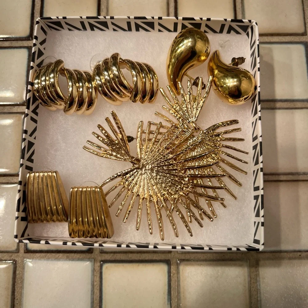 4 pairs of Elegant Gold Women's earrings